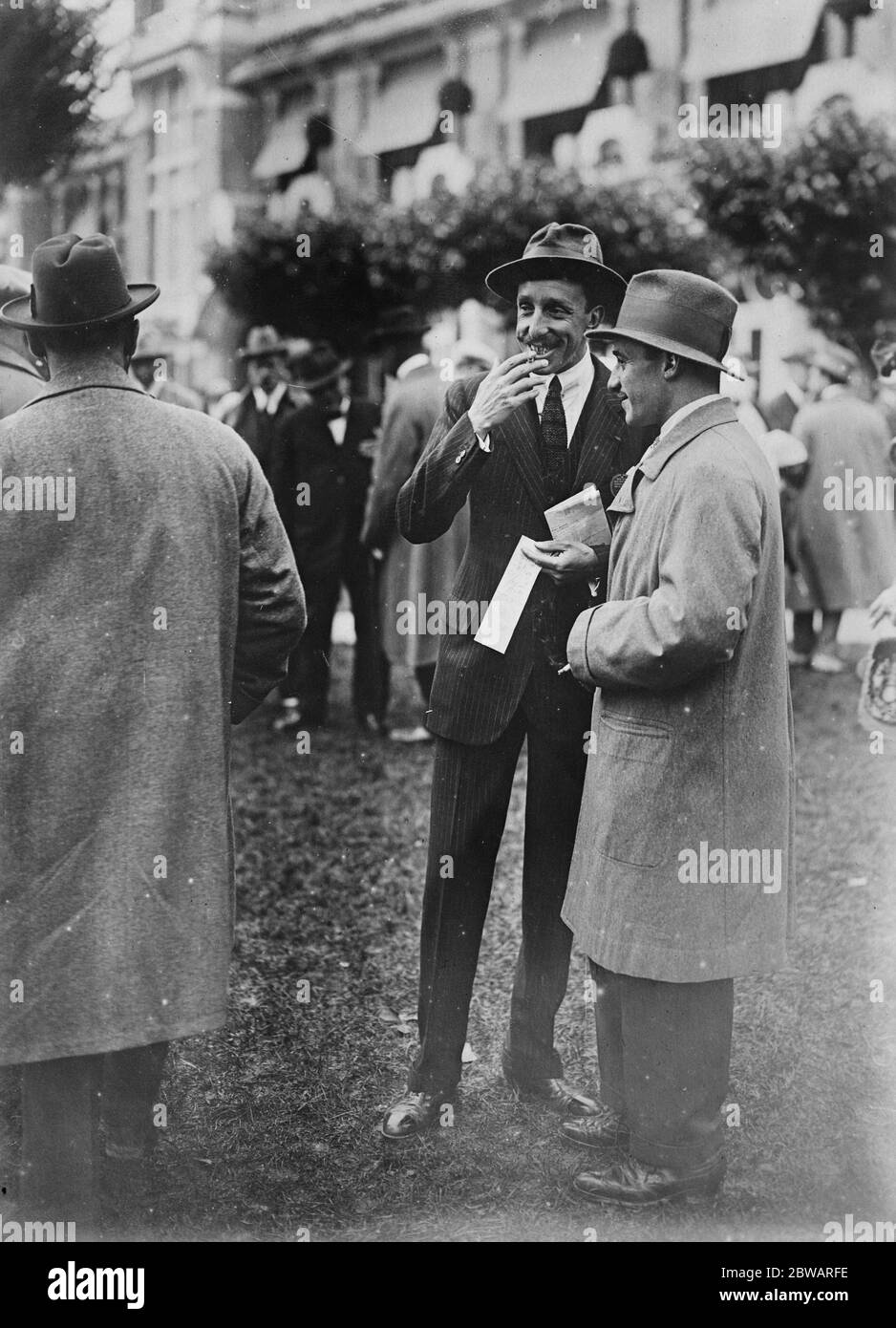 Re Alfonso alle gare francesi il Re di Spagna e lo Scià di Persia sono stati tra i visitatori delle gare di Deauville re Alfonso nel paddock 18 agosto 1922 Foto Stock