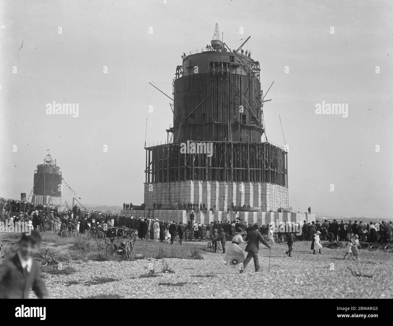 La misteriosa nave a torre della British Navy è stata lanciata a Shoreham domenica, la nave a torre che passa attraverso il porto 16 settembre 1920 Foto Stock
