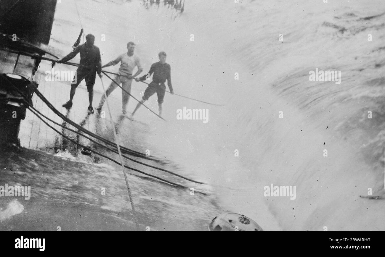 Il Barque ' Flying Cloud ' durante un tifone - emozionanti esperienze della troupe 22 marzo 1920 Foto Stock
