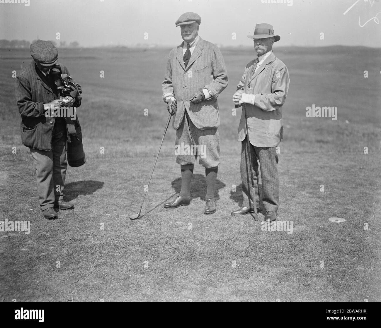 Golf parlamentare a Sandwich Lord Rathcreedan con Lord Wemyss ( a sinistra ) 12 giugno 1920 Foto Stock