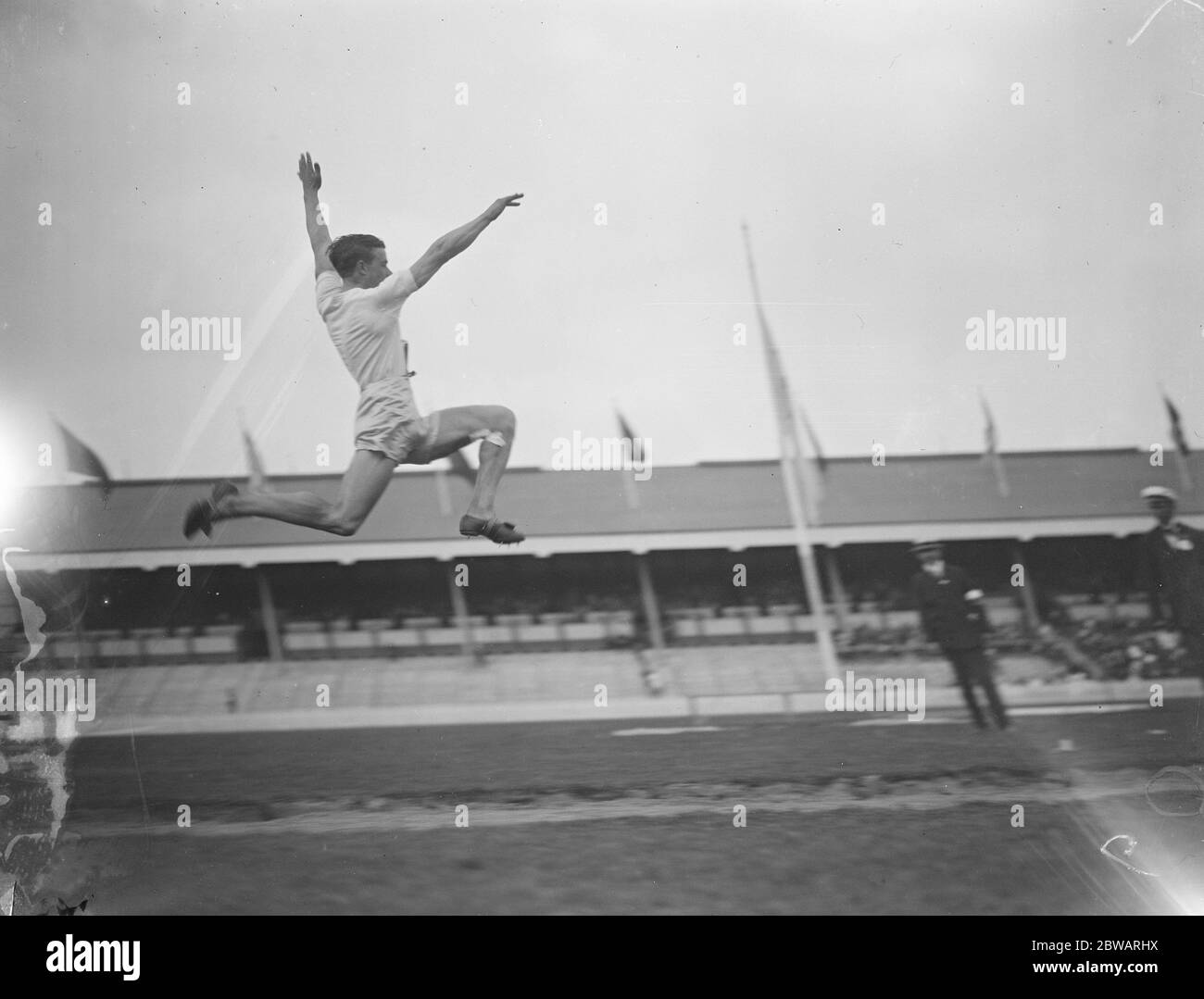 Giochi olimpici ad Anversa William Petersson , Svezia vincitore del salto lungo . Ha saltato 23ft 5 1/2 pollici 19 agosto 1920 Foto Stock