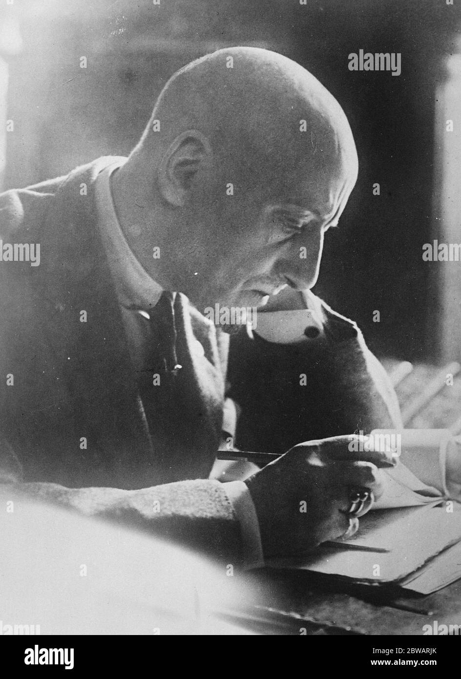 Gabriele D'Annunzio alla sua scrivania nella sua villa a Gardone o N Garda 10 agosto 1922 Foto Stock