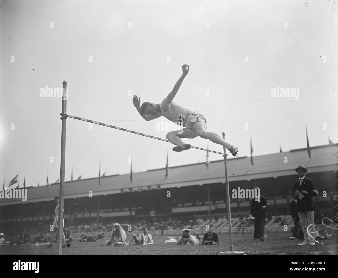 Giochi olimpici ad Anversa John Murphy (USA) nella gara di salto in alto 24 agosto 1920 Foto Stock