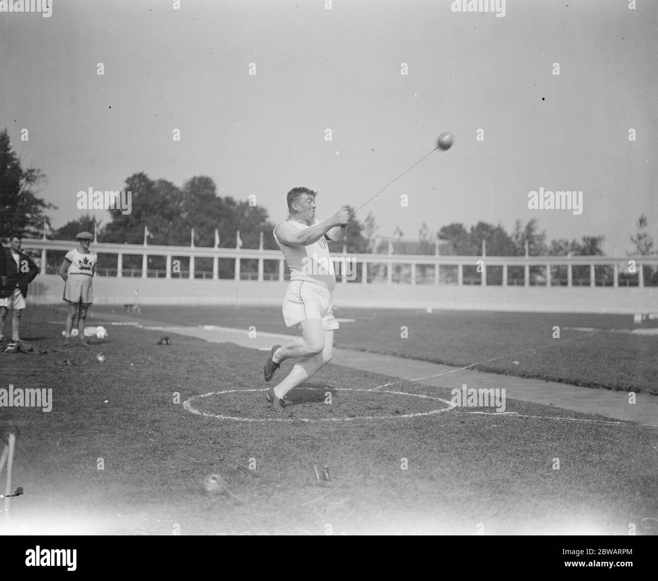 Giochi olimpici ad Anversa Patrick Ryan (USA) lanciando il martello . Ha gettato il martello una distanza di 172 piedi e 8 pollici 19 agosto 1920 Foto Stock