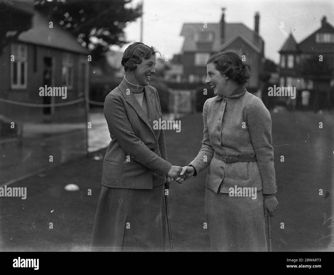 Il Ladies Golf Union Championship al Seacroft Golf Club , Skegness Mary Johnson e Phyllis Wade scuotono le mani . Foto Stock