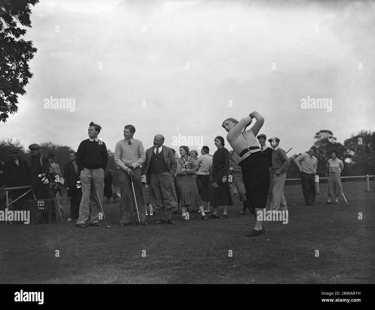 Al Golf Club di Wentworth - Oxford University contro la squadra di Miss Diana Fishwick . Miss Betty Newell tee off. anni '30 Foto Stock