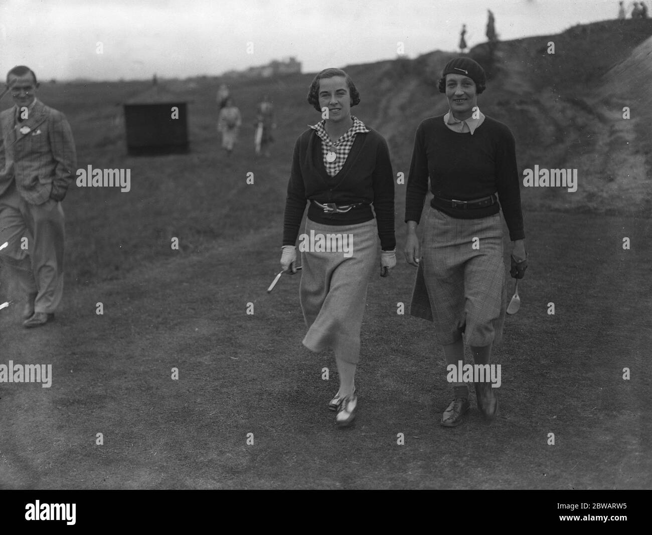 Ladies Golf Union Championship al Seacroft Golf Club , Skegness , Lincolnshire . Miss G Cradock-Hartopp (Cavendish) e Miss Vivienne Bramwell (Stinchcombe Hill) camminano il corso . Foto Stock