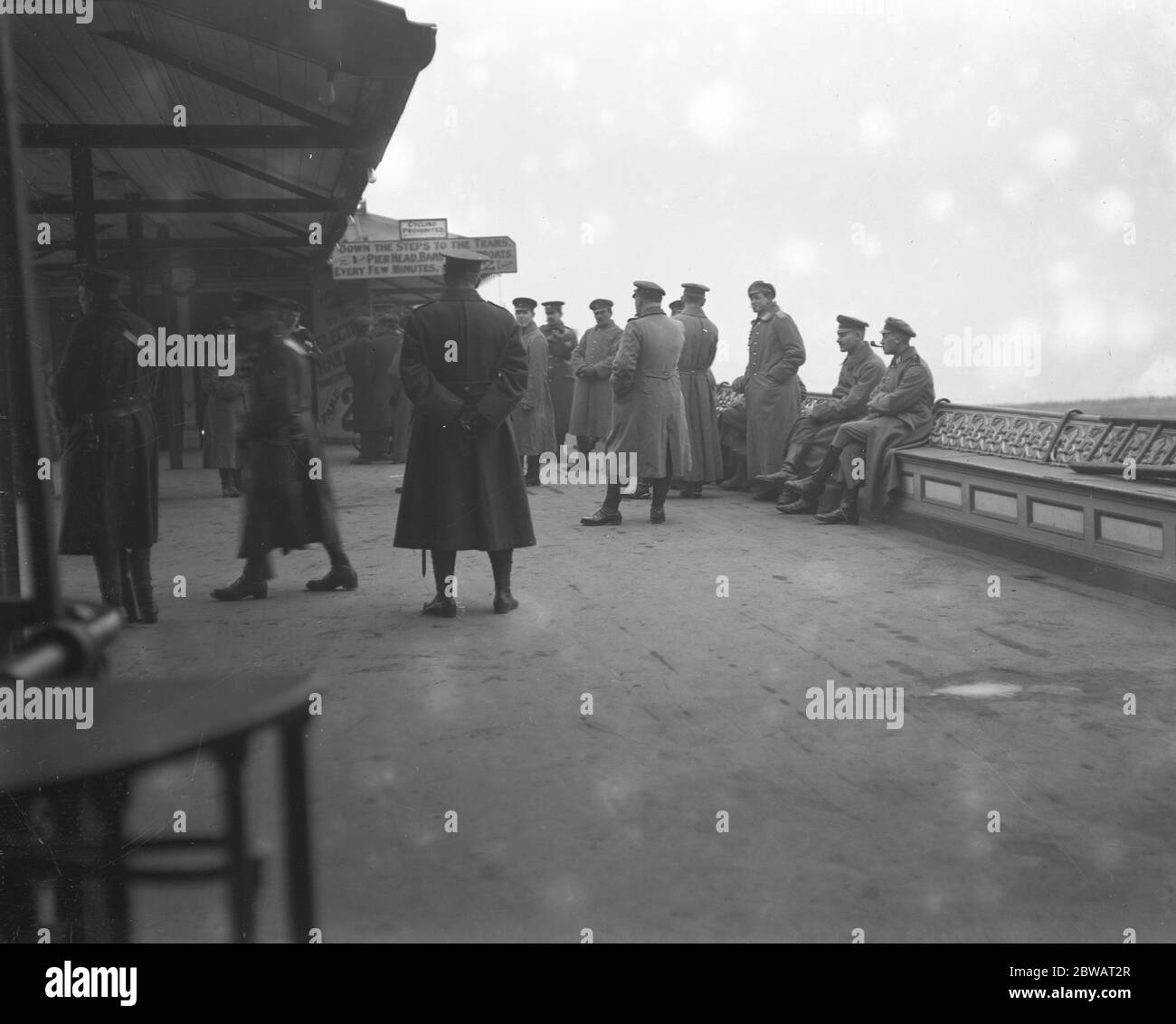 Prigionieri di guerra tedeschi che si rilassano sul molo di Southend - on - Sea , Essex . Foto Stock