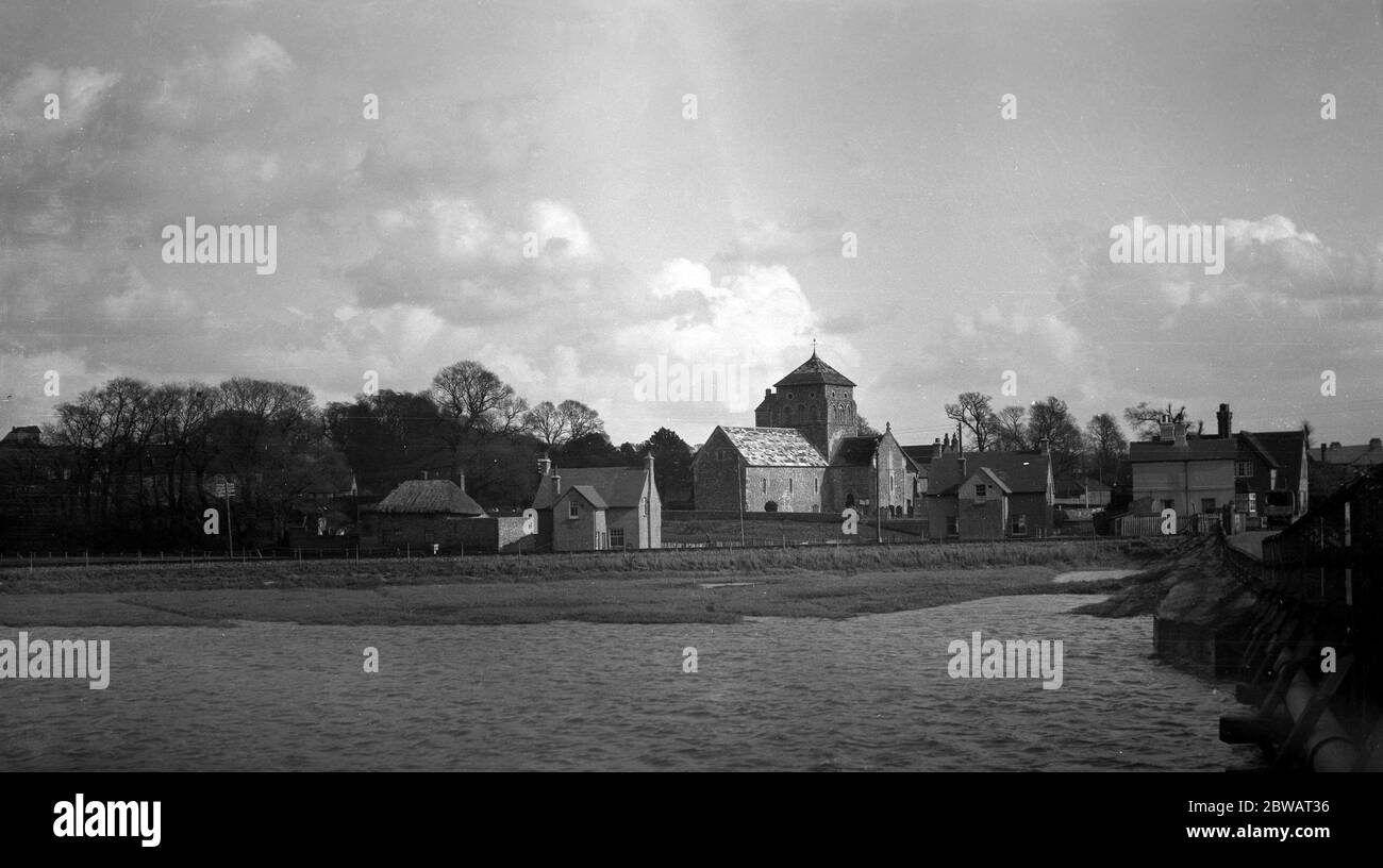 Shoreham vecchio e la sua chiesa visto dal ponte sul fiume Adur . 1931 Foto Stock