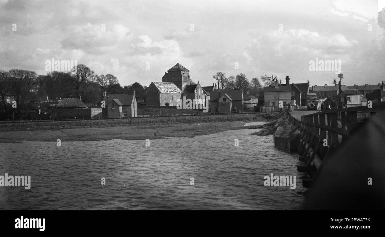 Old Shoreham - vicino - Mare visto dal vecchio ponte a pedaggio sul fiume Adur . 1931 Foto Stock