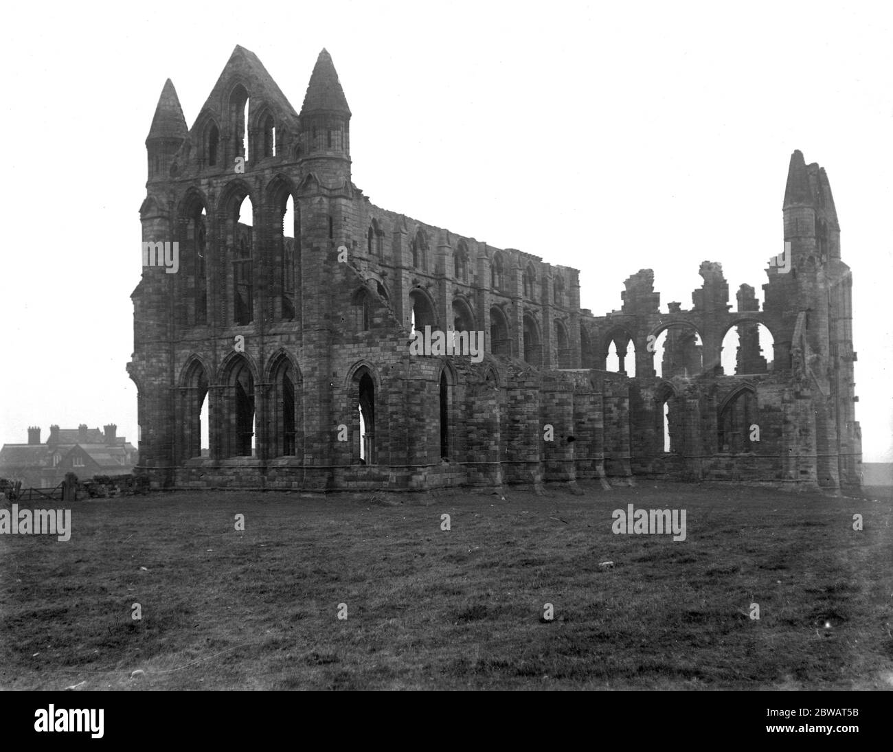 Rovine dell'abbazia di Whitby , nel nord dello Yorkshire . 25 ottobre 1920 Foto Stock