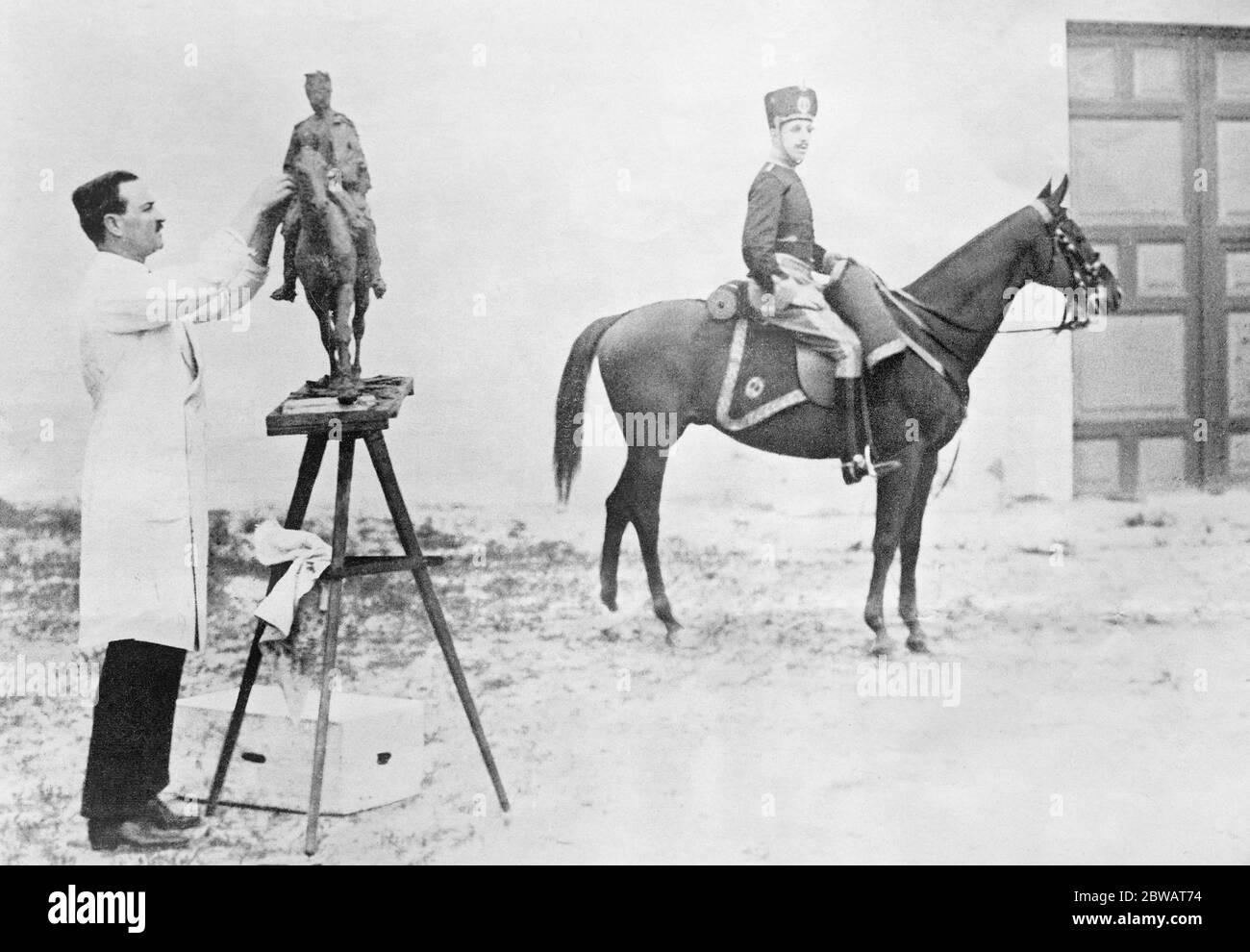 Il re Alfonso pone per la statua equestre un'interessante immagine del re di Spagna ' seduto ' per una statua equestre , al sig. Herbert Haseltine lo scultore americano nella Corte del Palazzo reale a Madrid 16 maggio 1922 Foto Stock
