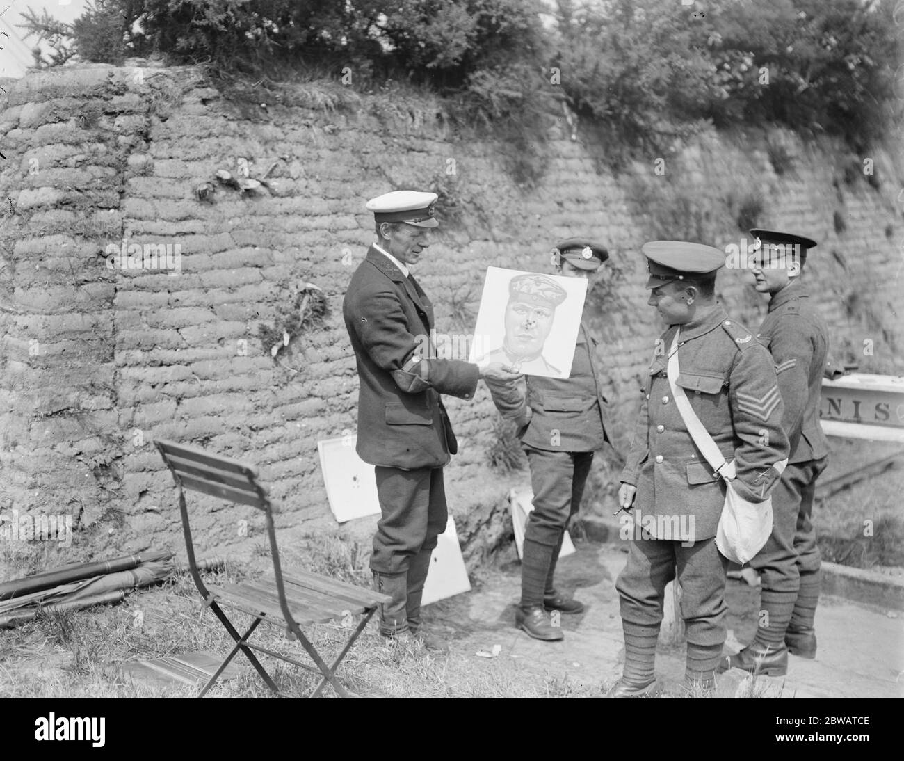 Bisley Meeting , Surrey Chief Petty Officer Morton della Royal Naval Ship HMS Pembroke segna il 1° possibile al revolver - tiro pratica 1919 Foto Stock