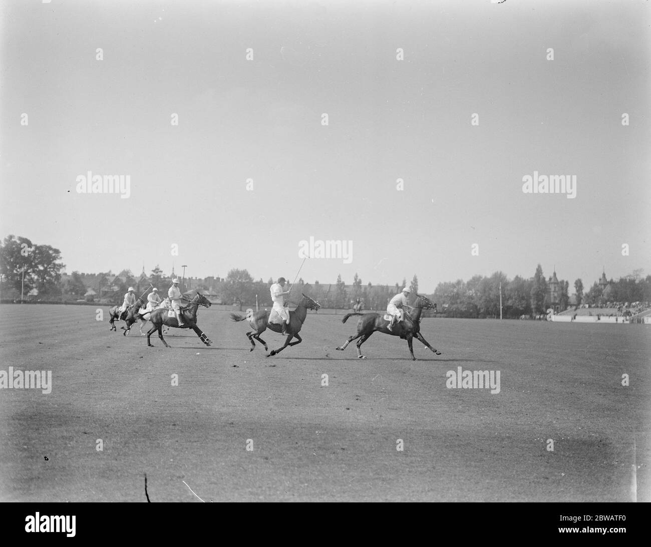 10 , 000 guardare anglo americano prova Polo Captain Traill ( Central Figure ) sorpasso M Hitchcock che ha appena colpito la palla 17 maggio 1921 Foto Stock