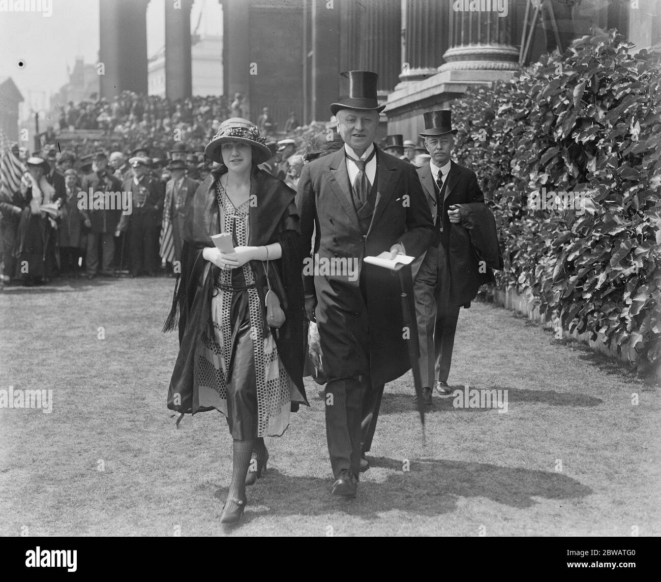 Svelare il monumento a Washington in Trafalgar Square Lord Curzon lasciando con Miss Brewer dopo la cerimonia di inaugurazione Foto Stock