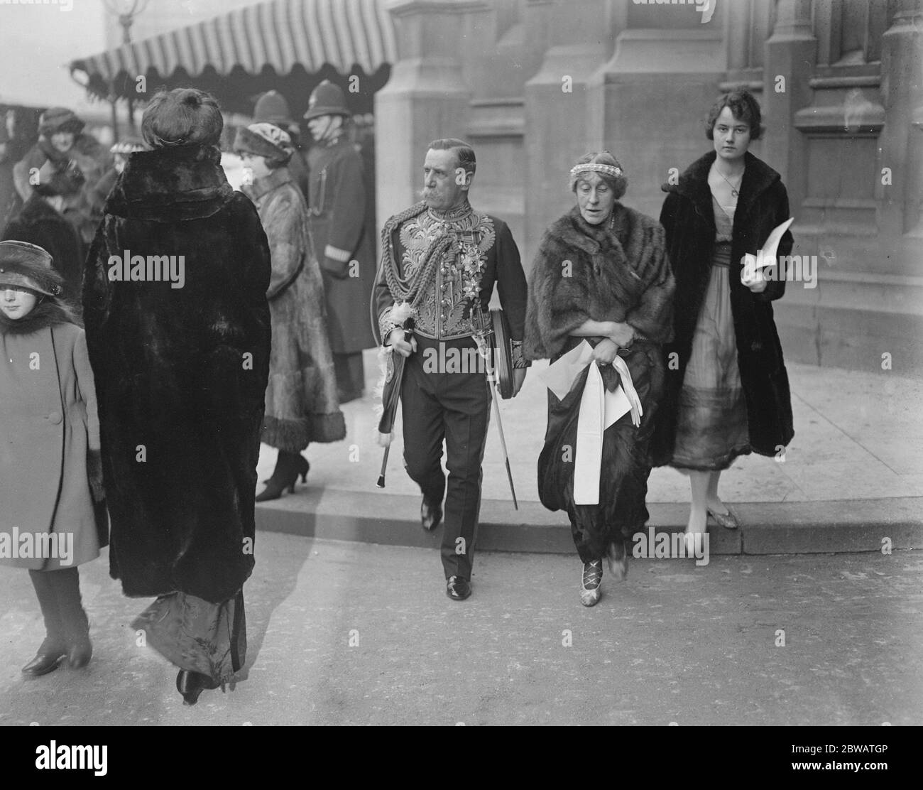 Apertura di Stato del Parlamento Lord Fitzalan , viceré d'Irlanda e Lady Fitzalan lasciare la Camera dei Lord 7 febbraio 1922 Foto Stock