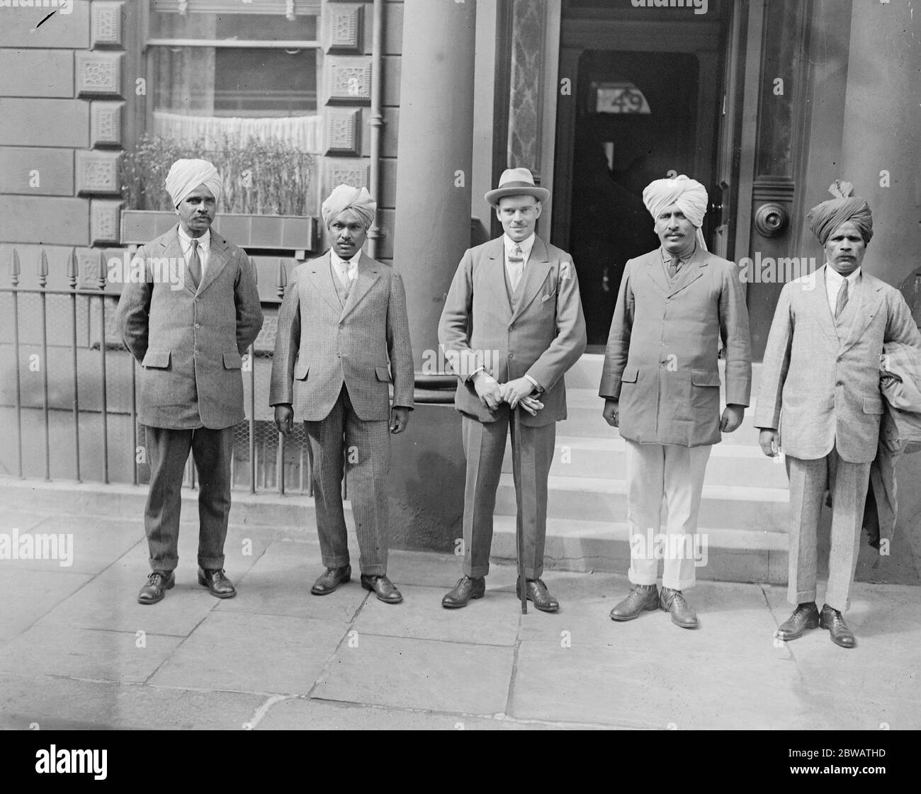 Gli ufficiali ordinari indiani del re per il 1922 sono appena arrivati a Londra da sinistra a destra Hon Lt Joseph Bahadur , Major W G Stover , Suradur Major Vishram Rao Chowan , Hon Lt Krishna Ehale Bahadur gli ufficiali indiani hanno avuto da 21 a 29 anni di servizio e tutti hanno servito nella Grande Guerra 14 aprile 1922 Foto Stock