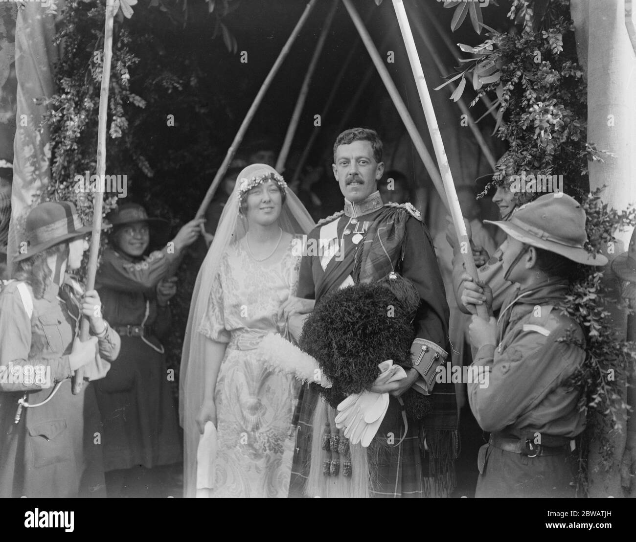 La figlia della marchese sposò Lady Phyllis Harvey e il capitano Duncan  Macrae si sposarono a Ickworth , vicino a Bury St Edmunds il 9 novembre  1921 Foto stock - Alamy