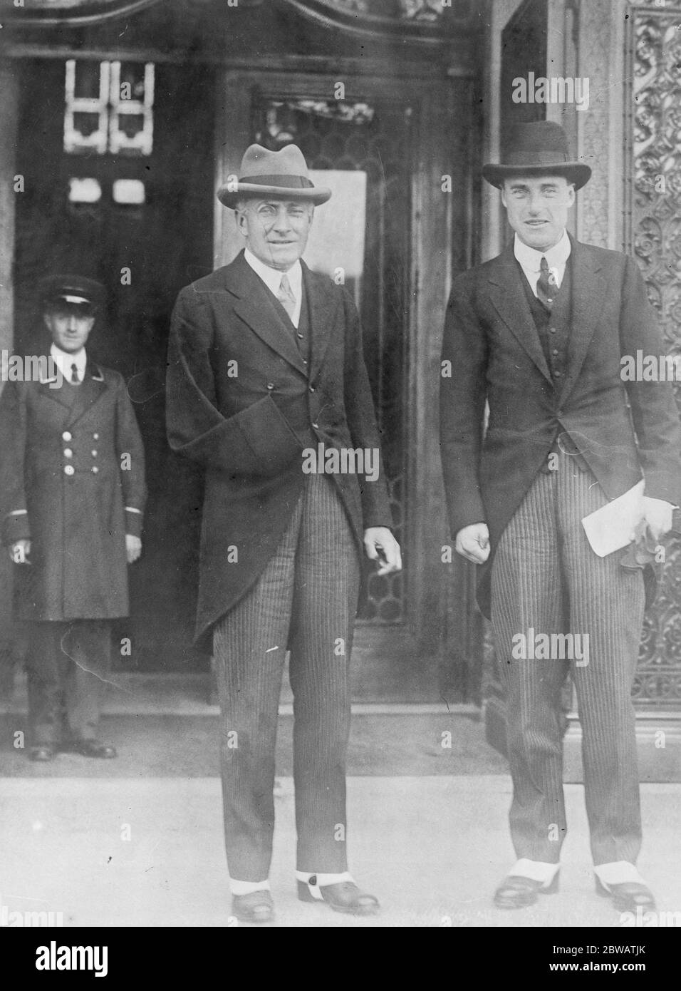 Rappresentanti britannici alla conferenza dell'Aia Lieut Commander Hilton Young e Sir Phillip Lloyd Greame fotografati all'apertura della conferenza il 19 giugno 1922 Foto Stock
