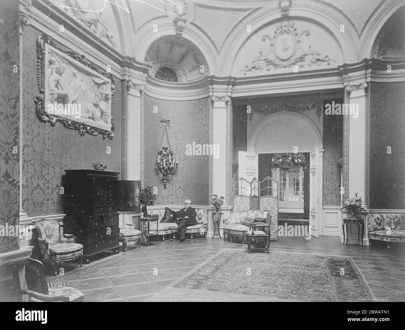 Lord D' Abernon' in casa' a Berlino, Lord D' Abernon, L' Ambasciatore britannico. Fotografato all'ambasciata di Berlino il 5 maggio 1922 Foto Stock