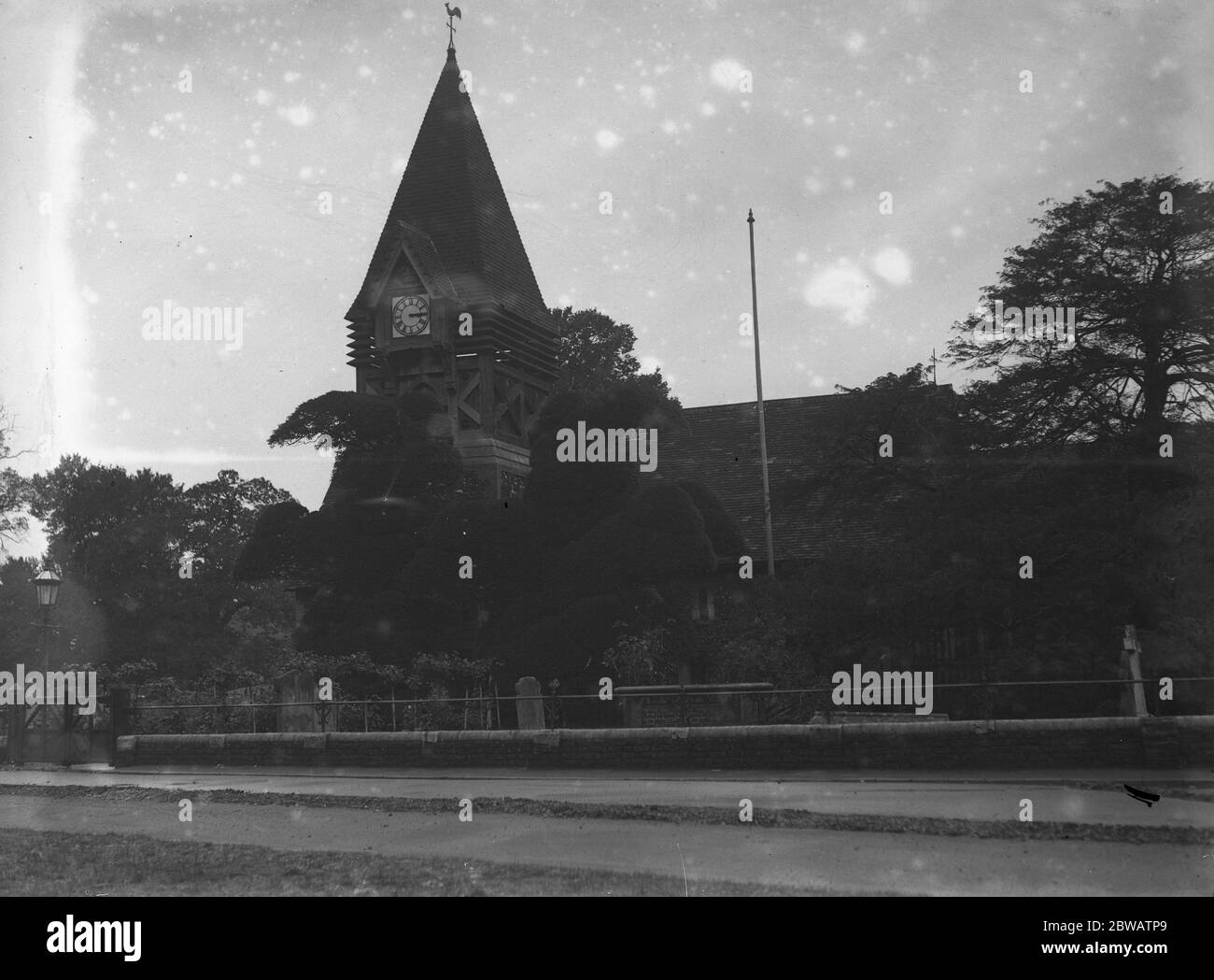 La chiesa parrocchiale di Santa Maria Vergine , Bedfont , Middlesex . 24 luglio 1934 Foto Stock