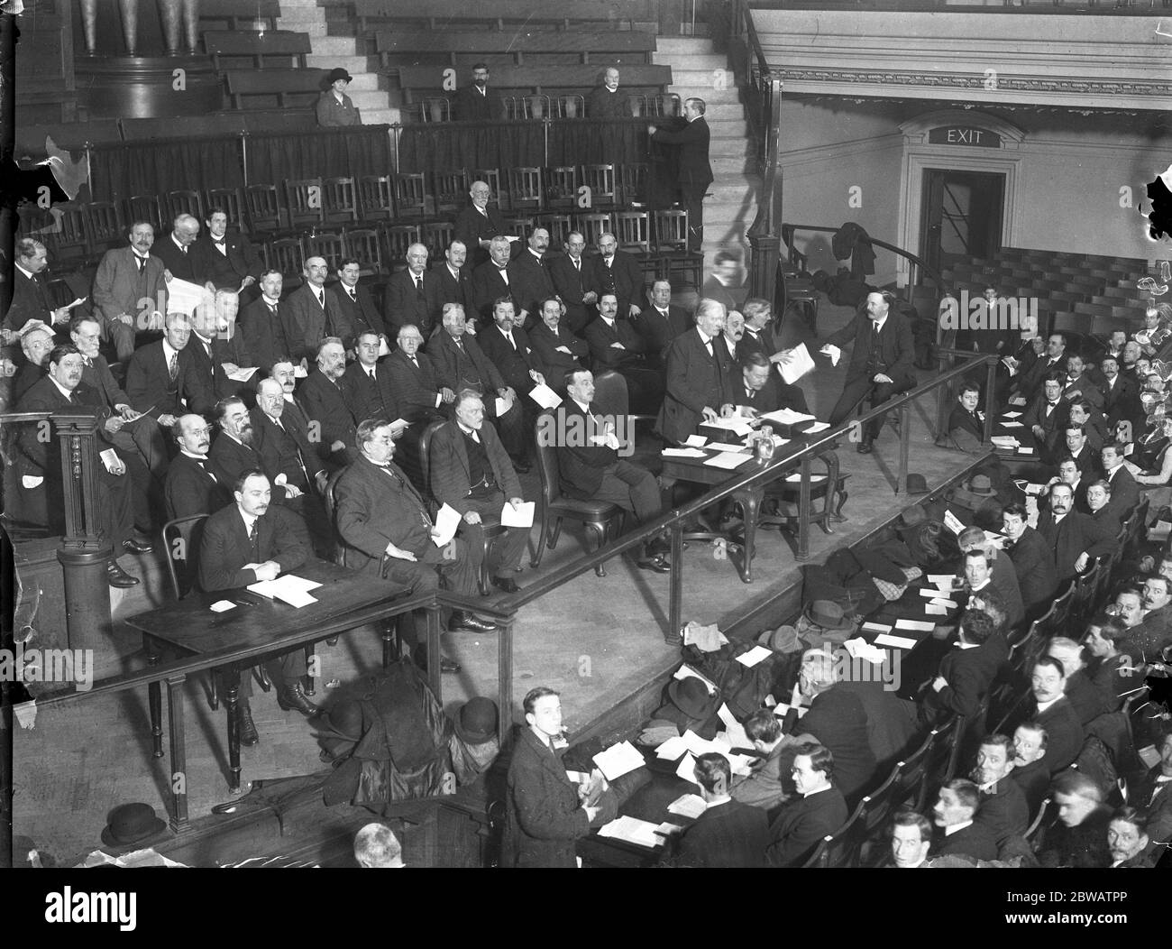 La conferenza del sindacato nazionale sul disegno di legge del servizio militare alla sala centrale , prima fila di Westminster sulla piattaforma ; la casa dei signori , Davies , Arthur Henderson , H Gosling , Bowling , Sexton , Ramsay Macdonald e J o' Grady 1915 Foto Stock