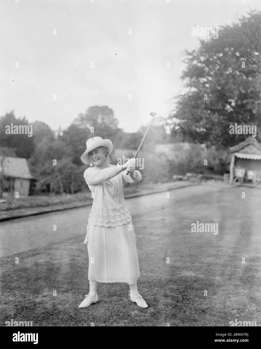 Matrimonio dell'ex Premier greco . M Venizelos , l'ex Premier greco è sposato con Mlle Schilizzi nella residenza di Sri A Crosfield ad Highgate . Mlle Schilizzi gode di una partita a golf . 13 settembre 1921 Foto Stock