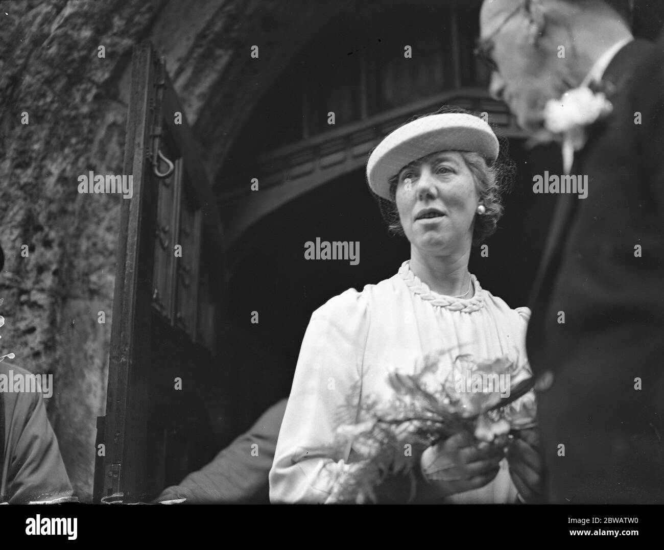 La sig.ra Elizabeth Smart Colqhhoun , ex direttrice della Claremont School for Girls , Esher , e un tempo ufficiale della Royal Naval Reserve delle donne , dopo il suo matrimonio nella chiesa di St Ethelburga al reverendo Dr Geike Cobb . 21 gennaio 1939 Foto Stock