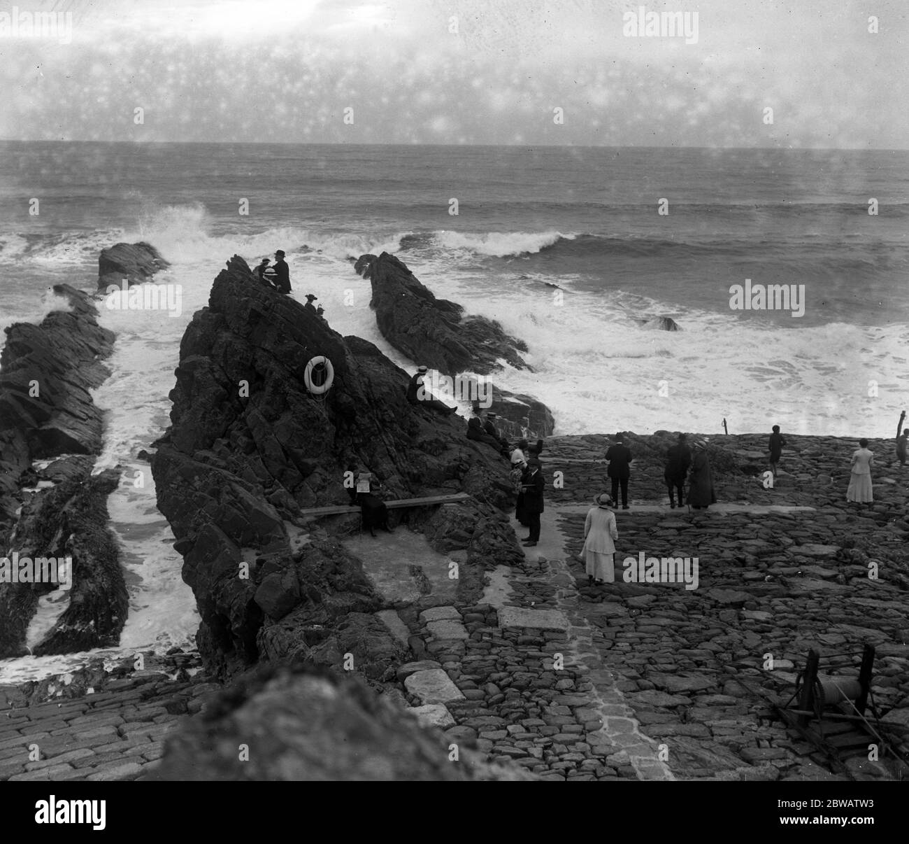 Visitatori sulla costa a Bude , Devon . Preso per la ferrovia di Londra e del sud-ovest. Foto Stock