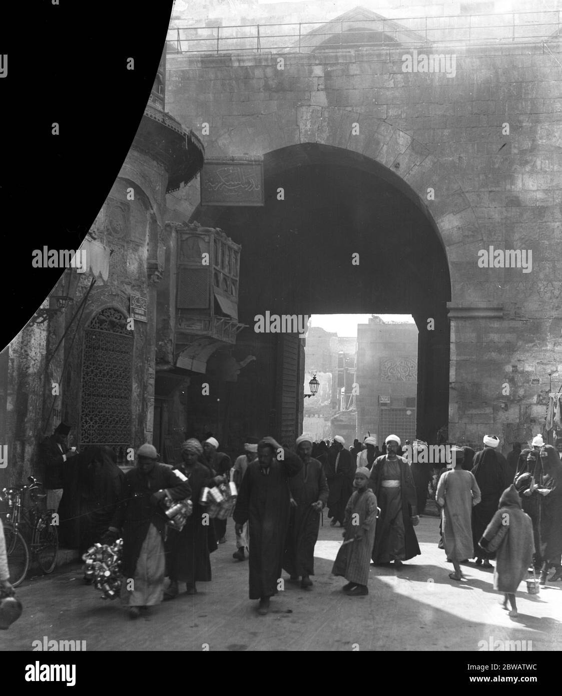 La porta Bab al - Zuweila al Cairo , la famosa porta medievale . 25 novembre 1924 Foto Stock