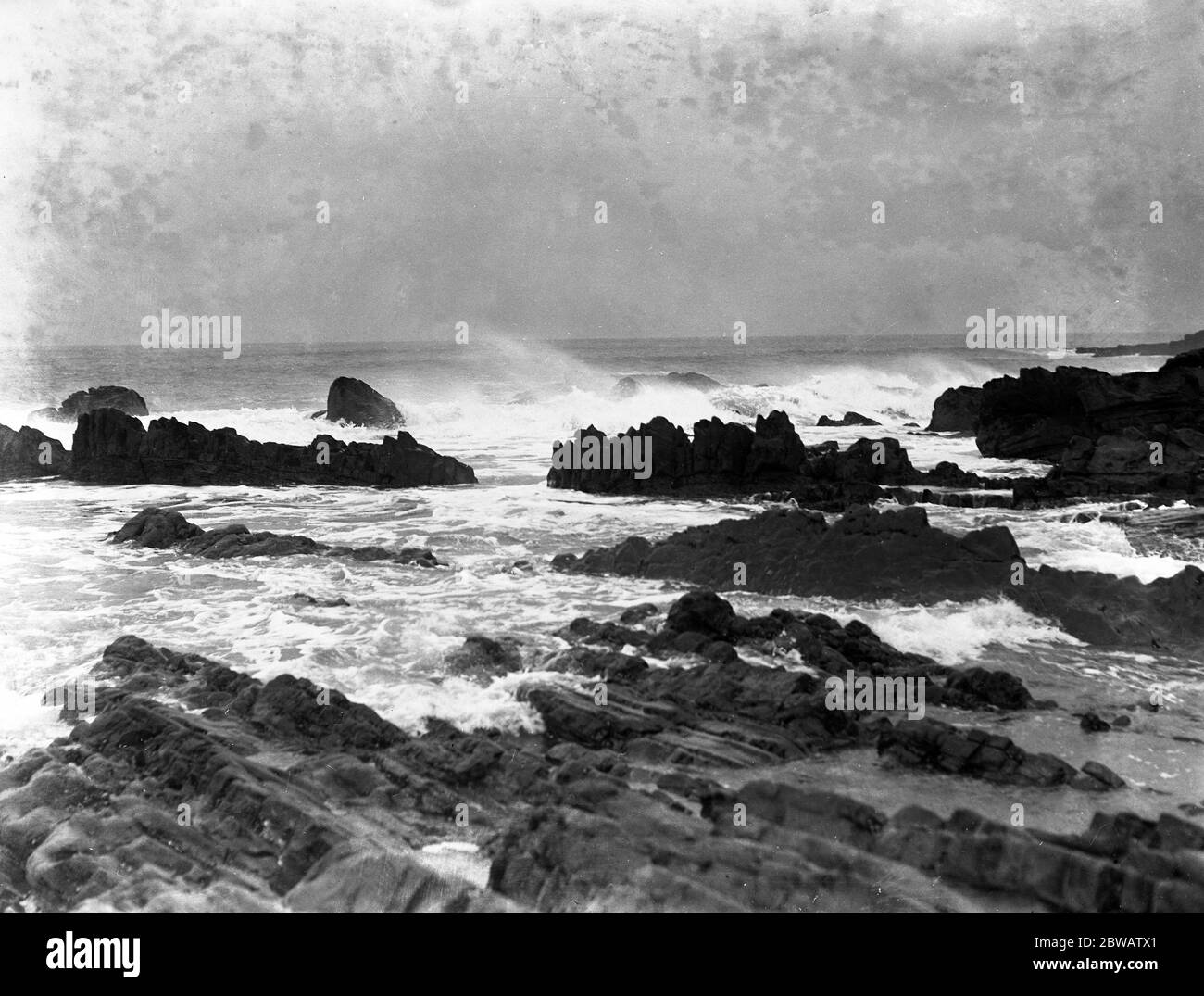 Una vista della costa vicino a Bude dalla ferrovia di Londra e del sud-ovest. Foto Stock