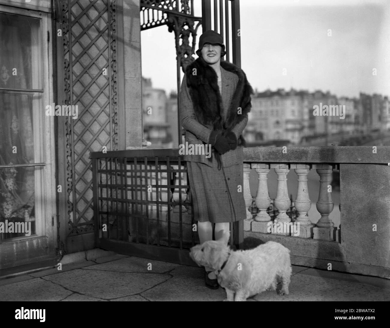 L'attrice , Miss Phyllis Titmuss ha ritratto con il suo cane da compagnia a Brighton , Sussex . 1927 Foto Stock