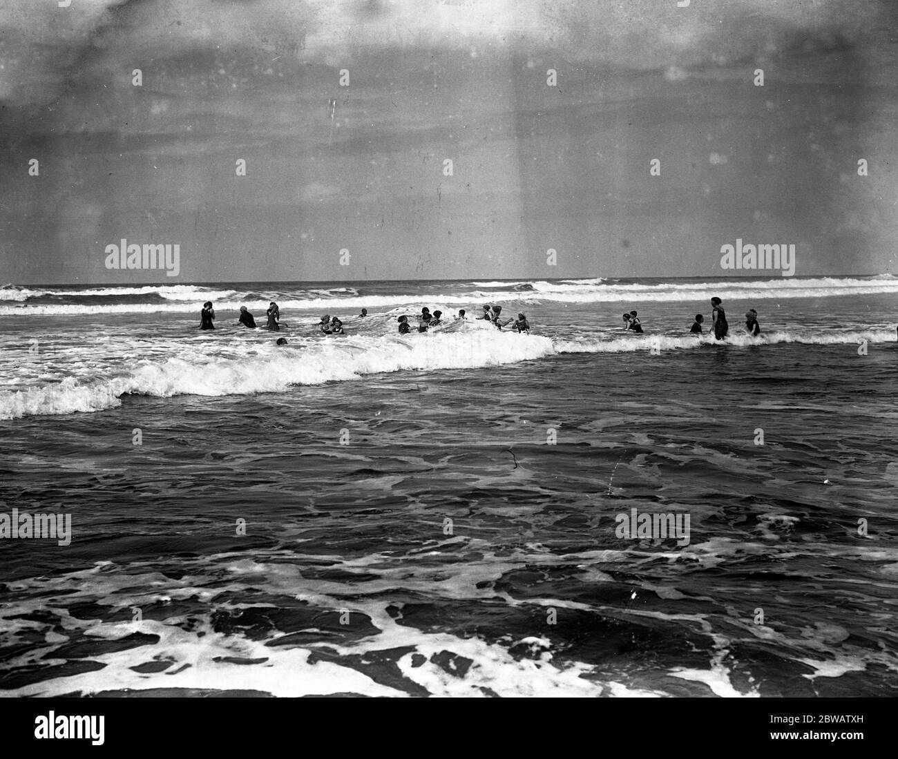 Nuotatori nel mare a Bude , Devon . Preso da Bude per la ferrovia di Londra e del Sud Ovest. Foto Stock