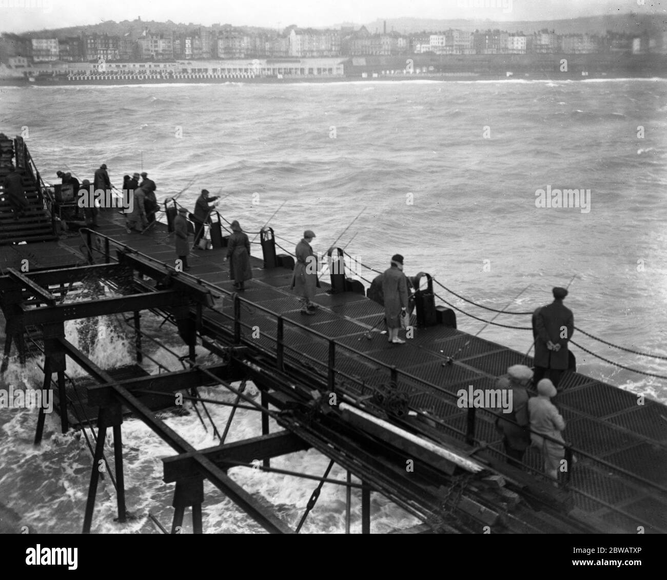 Pescatori che pescano al largo del West Pier , Brighton , Sussex . 6 ottobre 1929 Foto Stock