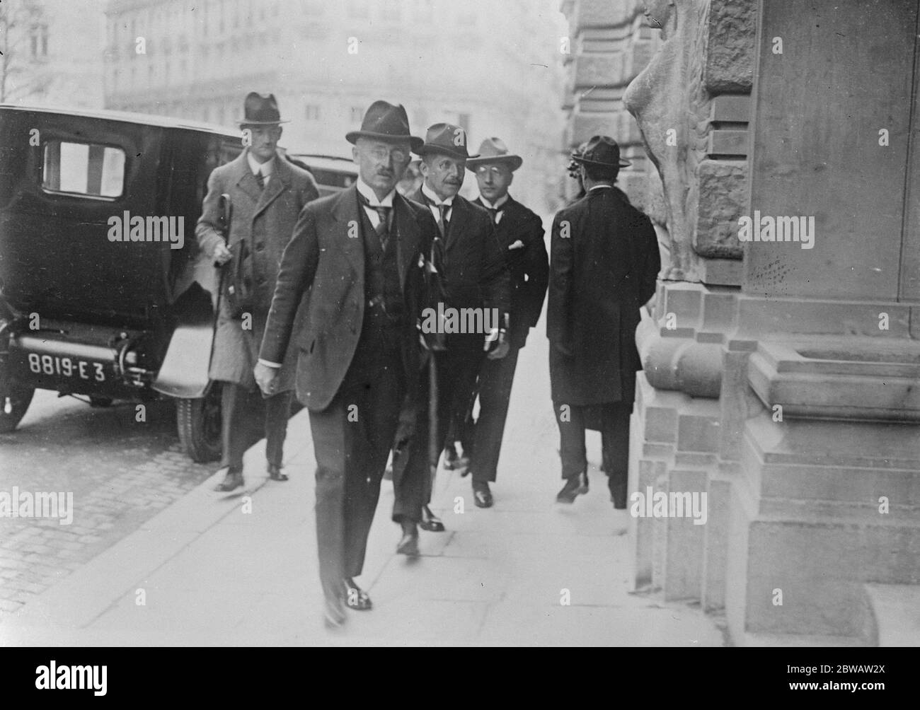 Preparazione riunione della Commissione a Parigi . Herr Schroeder , il delegato tedesco , arriva all' Hotel Astoria , Parigi . 1 settembre 1922 Foto Stock
