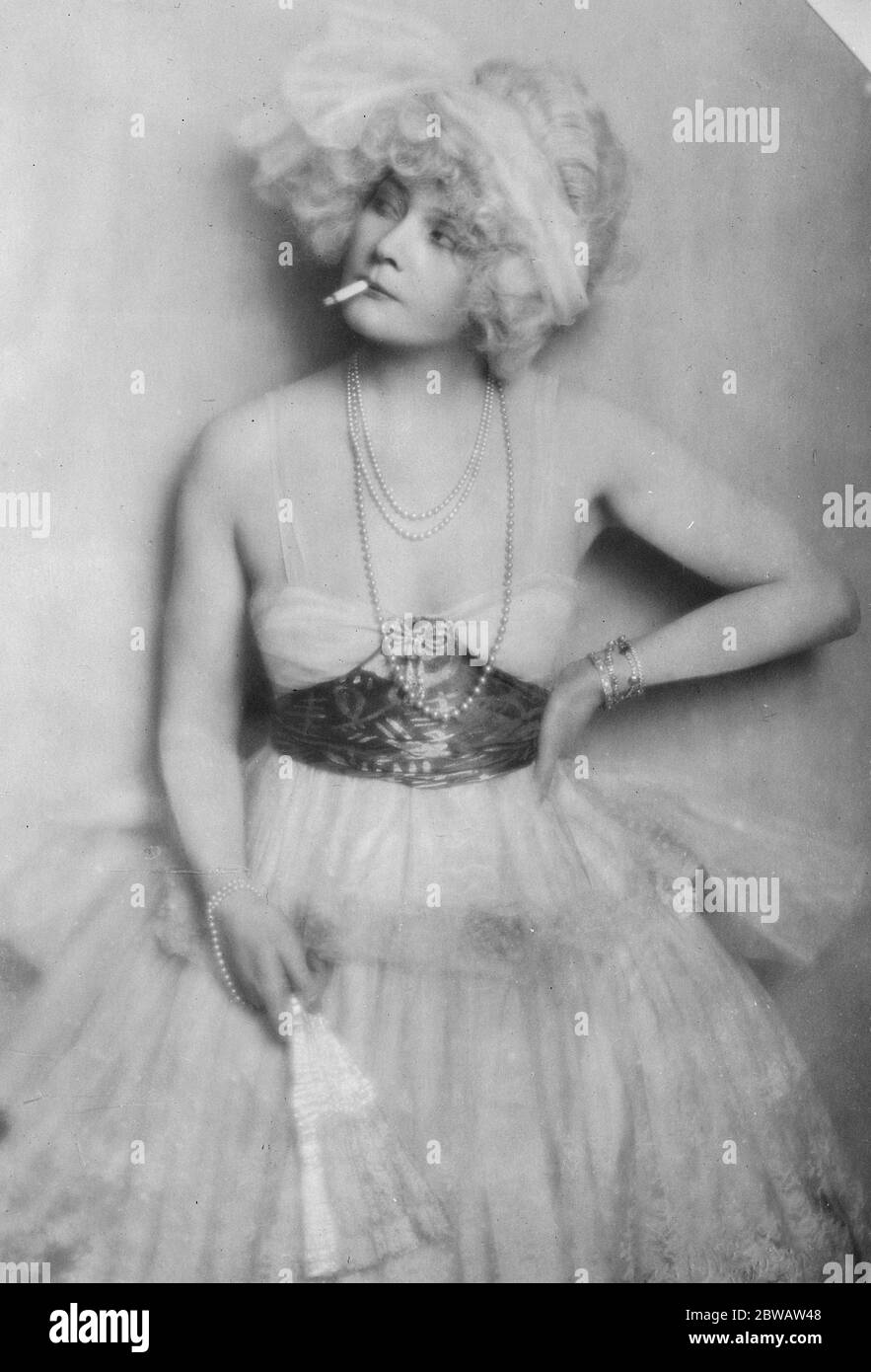 Baci vortici . Mlle Hilda Radney , che in un fete di beneficenza a Parigi ha raccolto 50,000 franchi in un'ora per gli Ospedali vendendo baci a patroni maschi del fete 250 franchi alla volta . 7 luglio 1922 apparve in un film del 1927 con marlene dietrich EINE DUBARRY VON HEUTE titolo inglese: A MODERN DUBARRY Foto Stock