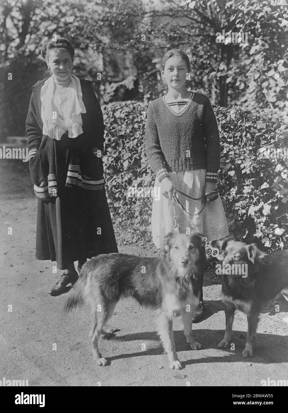 L'ultima foto dell'ex-Kaiser sposa Principessa Hermine di Reuss , che sposerà l'ex Kaiser Wilhelm II , fotografata con la figlia maggiore , la Principessa Carmo 29 settembre 1922 Foto Stock