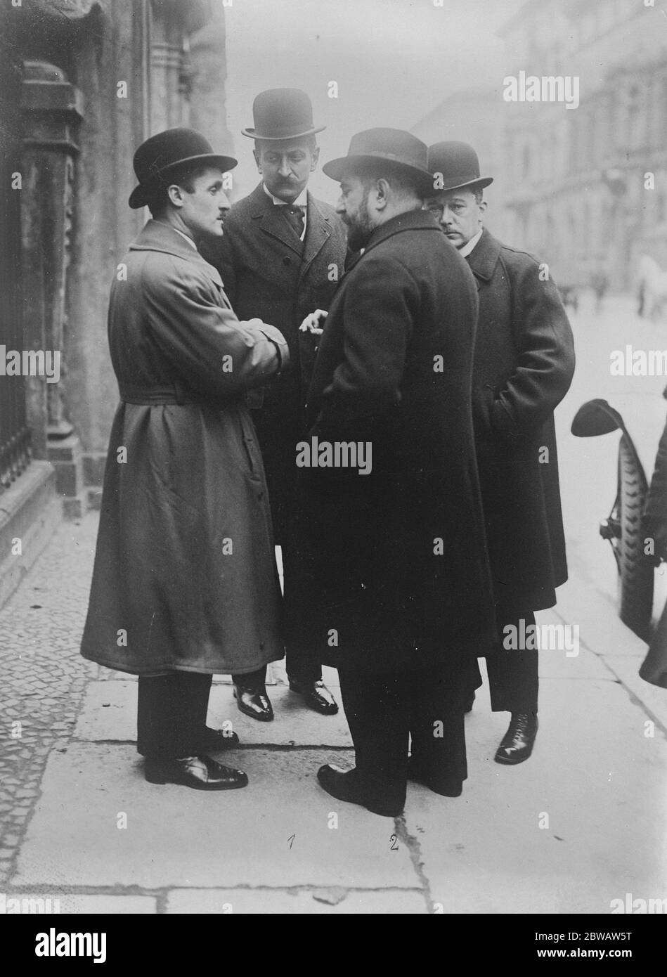 Hugo Stinnes discute del restauro delle zone francesi devastate . Hugo Stinnes (12 febbraio 1870 – 10 aprile 1924) è stato un . Al loro primo incontro dopo l'arrivo dei marchesi a Berlino per discutere lo svolgimento dell'accordo relativo al ripristino delle zone devastate in Francia . 21 ottobre 1922 Foto Stock