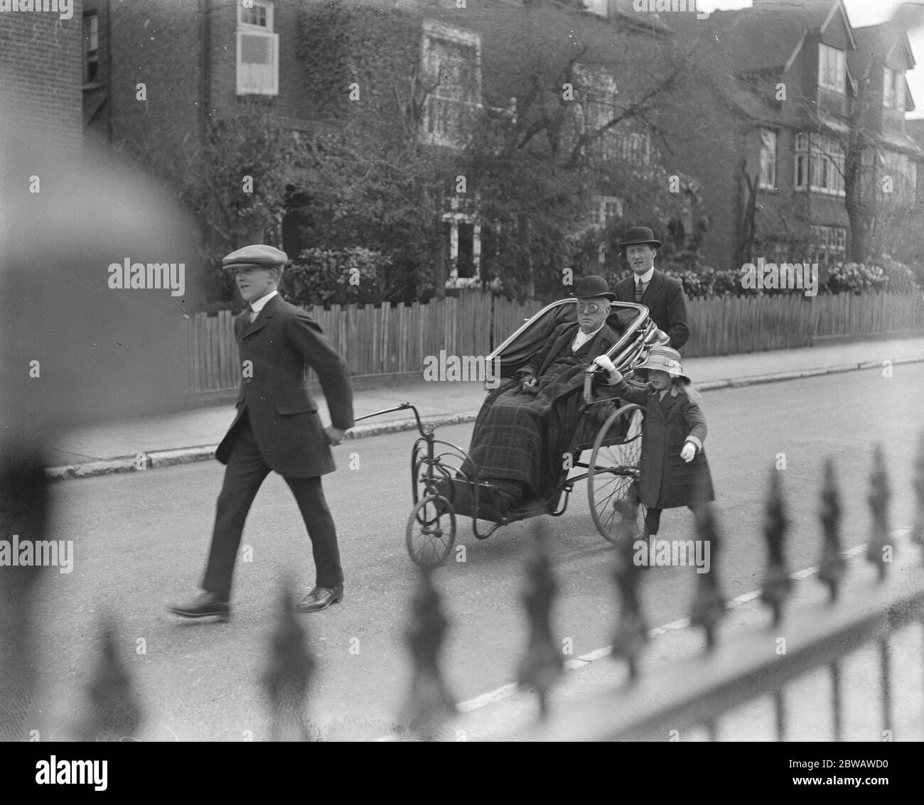 Lord Rosebery apre il campo da bowling a Epsom . Lord Rosebery sulla strada per la cerimonia, scortato dalla sua nipote Ruth Alice Hannah Mary Primrose 6 maggio 1922 Foto Stock