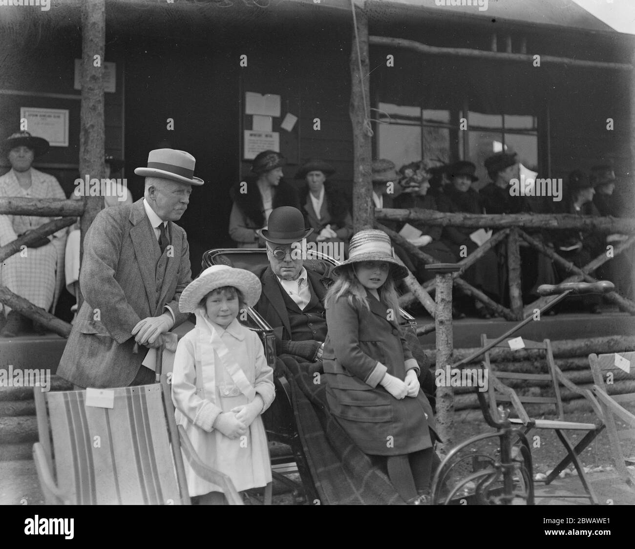 Lord Rosebery apre il campo da bowling a Epsom . Lord Rosebery con la sua nipote Ruth Alice Hannah Mary Primrose e Miss Janet Blake e Sir Roland Blake alla cerimonia di apertura . 6 maggio 1922 Foto Stock