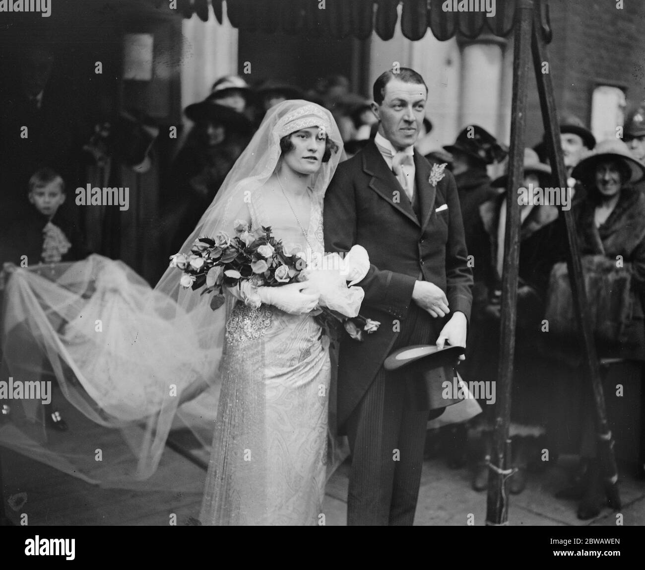 A Portman Square , St Thomas , si è svolto il matrimonio tra il Capitano Christopher Godrington e la signora Joan Hague Cook . La Sposa e lo Sposo lasciano la chiesa . 3 dicembre 1921 Foto Stock