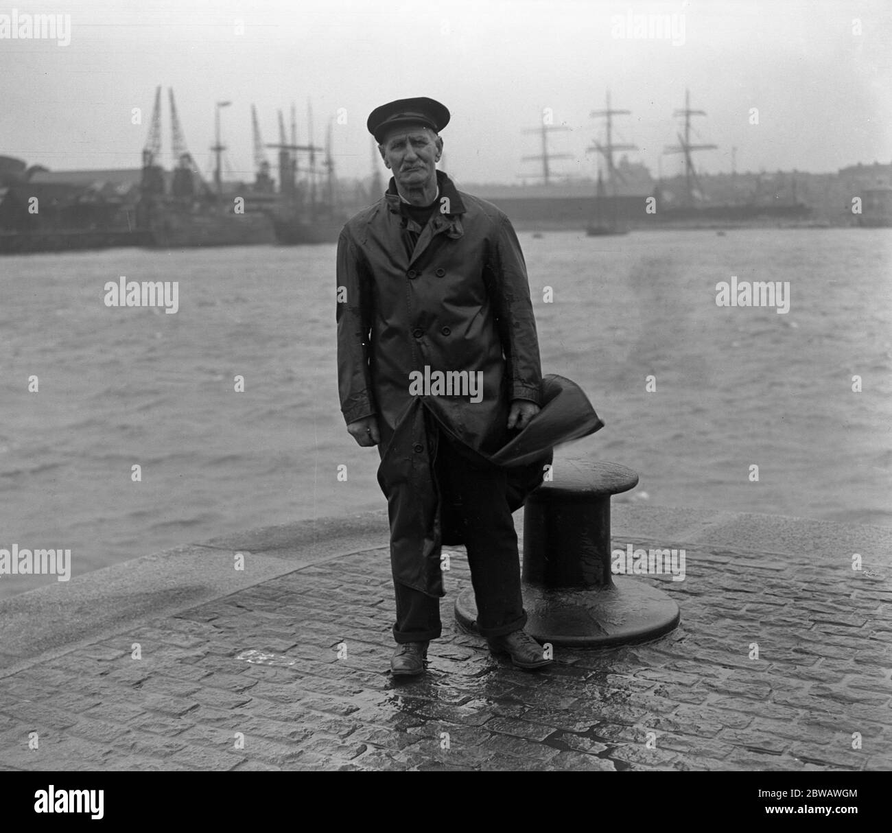 David Mumford , che si è ritirato dopo 50 anni di servizio come coxswain del battello di salvataggio di Plymouth . 3 febbraio 1920 Foto Stock