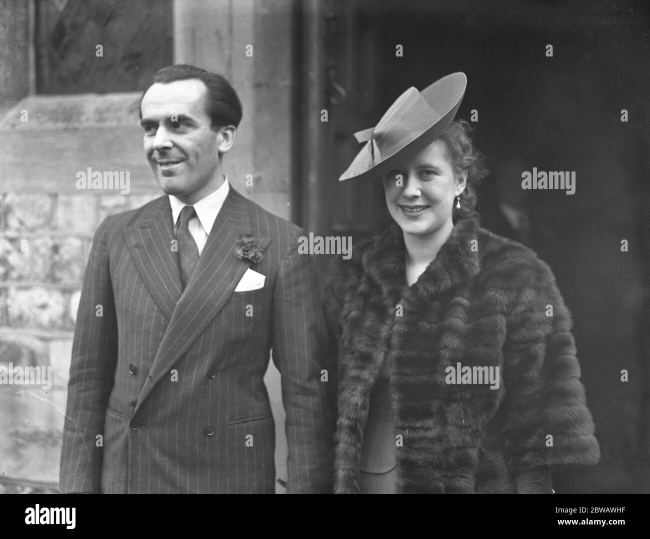 Matrimonio del signor John le Mesurier (Haililey ) attore e della signora June Melville (figlia del compianto signor Frederick Melville ) presso la Chiesa di All Saints , Highgate , Londra . 28 aprile 1940 Foto Stock