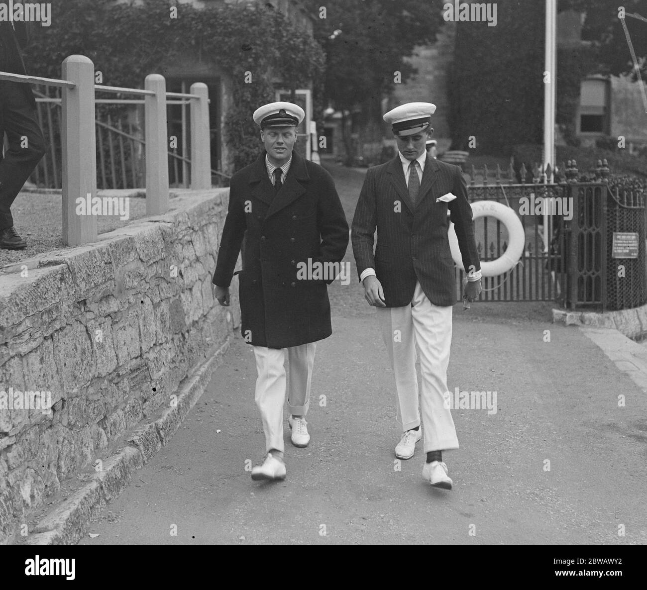 Celebrità a Cowes sull'Isola di Wight , della Costa Sud d'Inghilterra il Duca di Sutherland e il tenente Coombes Royal Navy 2 agosto 1921 Foto Stock