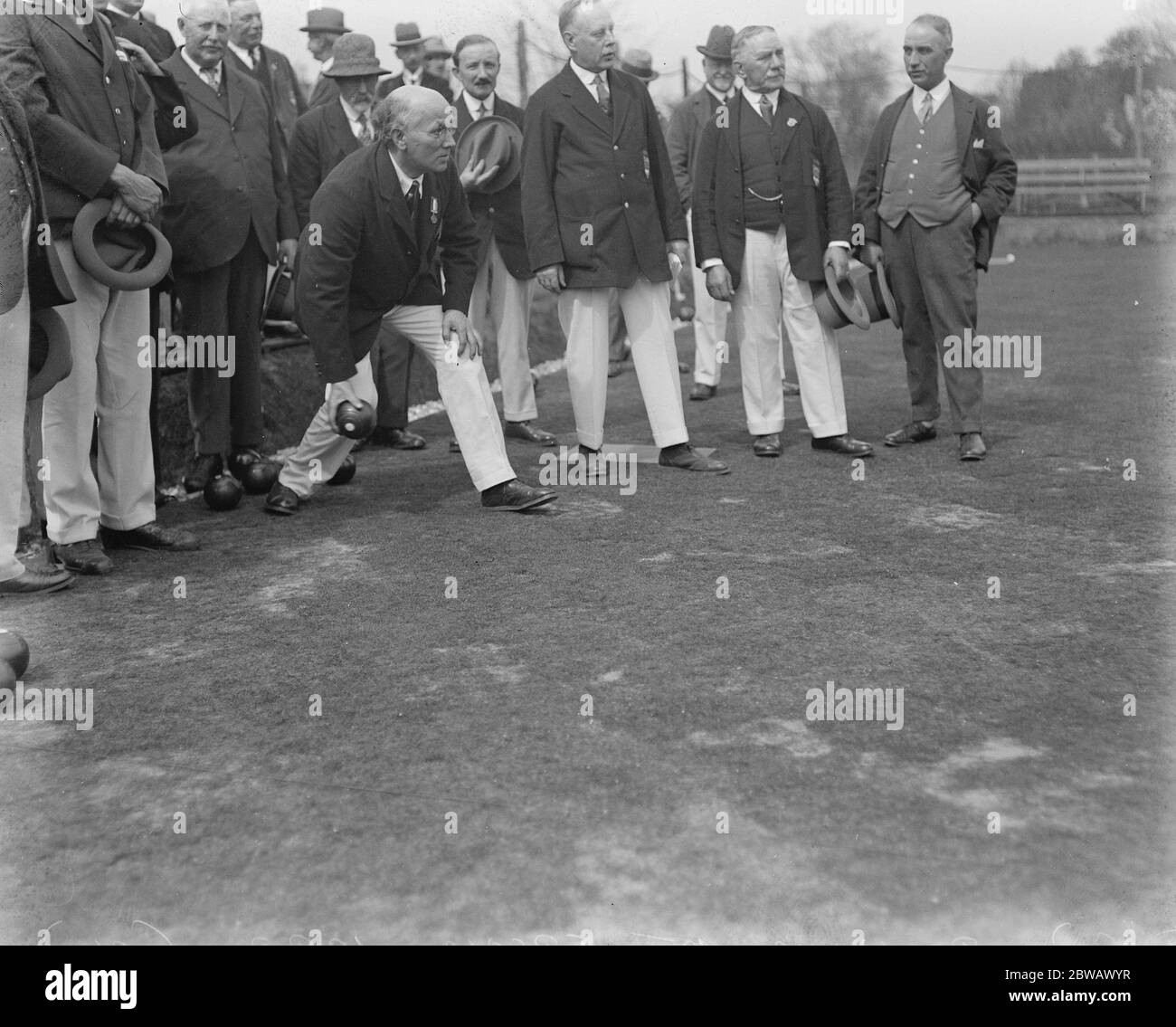 Lord Rosebery apre Bowling Green a Epsom e Ewell in Surrey, Inghilterra il signor W G Thomas , presidente della English Bowling Association , bowling il primo bosco sul nuovo verde a Epsom , su richiesta di Lord Rosebery 6 maggio 1922 Foto Stock