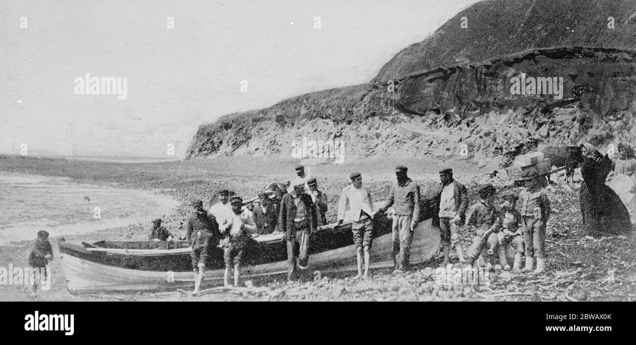Tristan da Cunha parte del territorio britannico d'oltremare di Sant'Elena. Le isole solo luogo di sbarco . Da questo sono avvistati pochissimi vasi , il più isolato dell' impero . C'è comunicazione con meno STILL . Gli isolani sono nati marinai e procederanno in mare in quasi ogni tempo 13 aprile 1922 Foto Stock