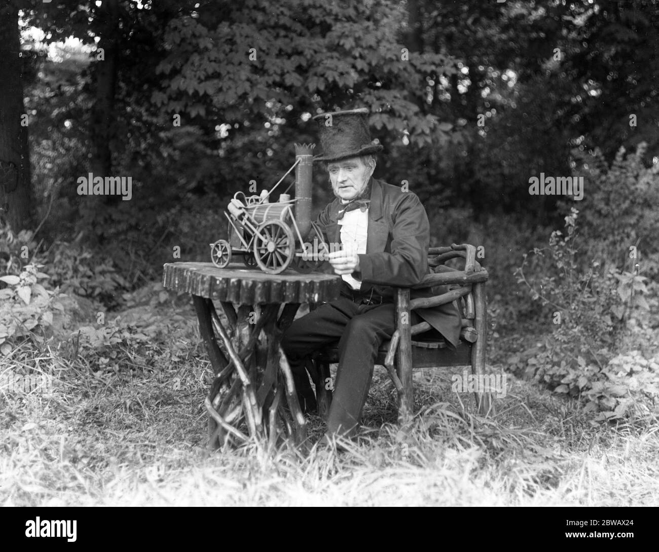 Filming the Game of Life ' , un film sul primo treno inventato da George Stephenson . Il signor H Hesslegrove , che suona Stephenson , con il suo modello completo del razzo . 10 settembre 1920 Foto Stock
