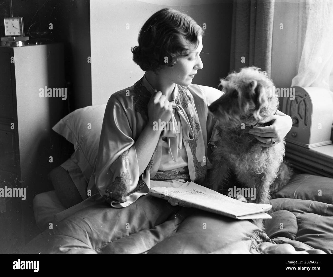 Elisabeth Astell , la stella dello schermo e del palcoscenico e il suo cane da compagnia Bob . Ora sta recuperando da un'operazione per appendicite . 7 marzo 1936 Foto Stock