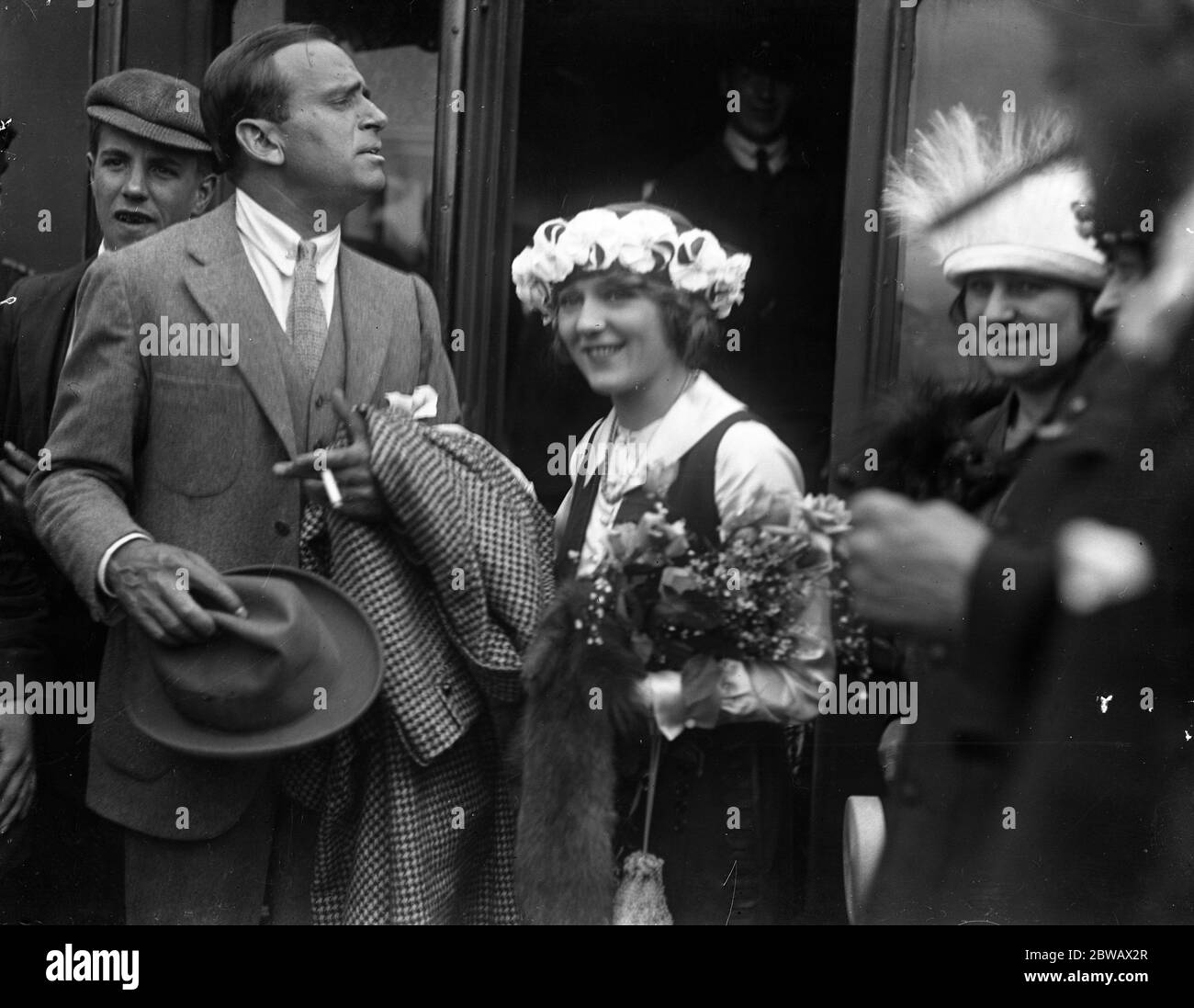 Gli attori americani Douglas Fairbanks e sua moglie Mary Pickford alla stazione di Waterloo , Londra , quando iniziano il loro tour europeo . 1920 Foto Stock