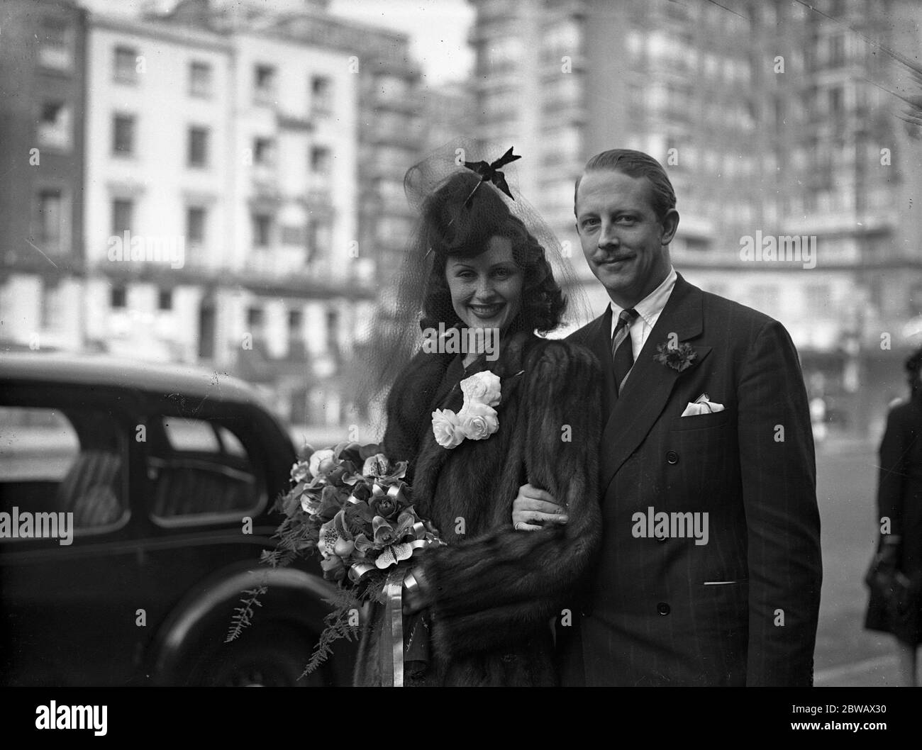 Il matrimonio di Roland Gillett , regista e Tamara Desni , star del cinema , presso il Marylebone Register Office di Londra . 22 febbraio 1940 Foto Stock